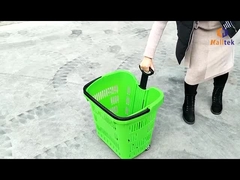 Grote plastic winkelmand met handvat en twee wielen